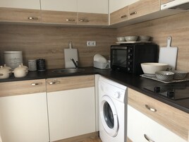 Apartamento exclusivo, 1 habitación, vistas parciales al mar | Cocina privada | Frigorífico, microondas (previa solicitud) y placa de cocina