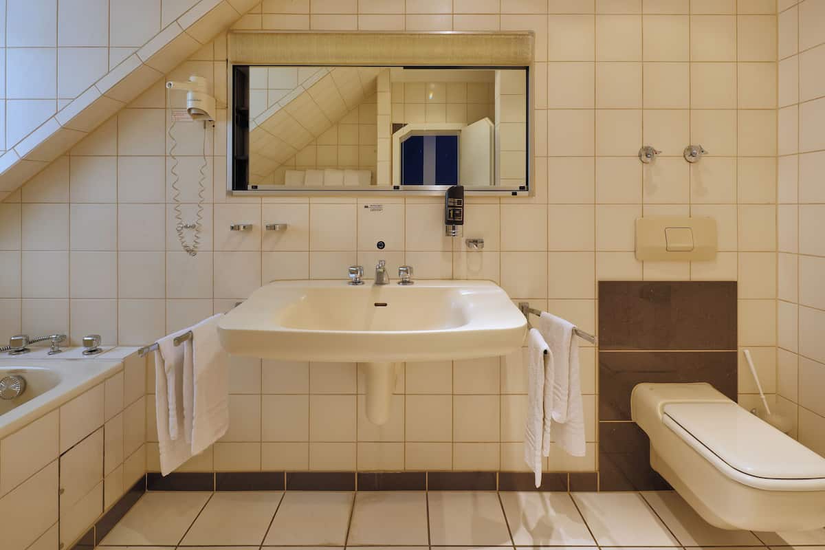 junior suite | bathroom | free toiletries, hair dryer, towels