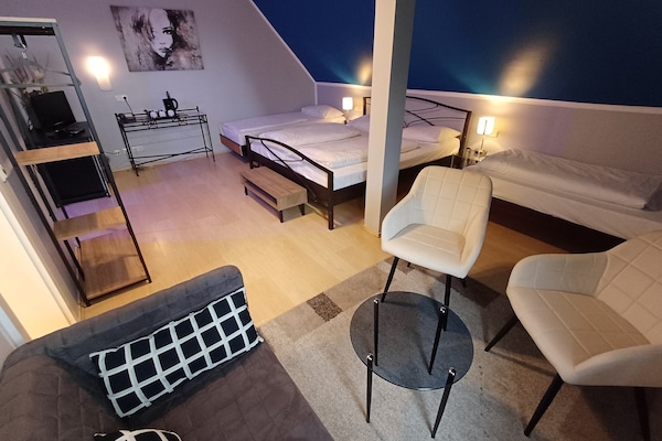 Escritorio, sistema de insonorización y ropa de cama