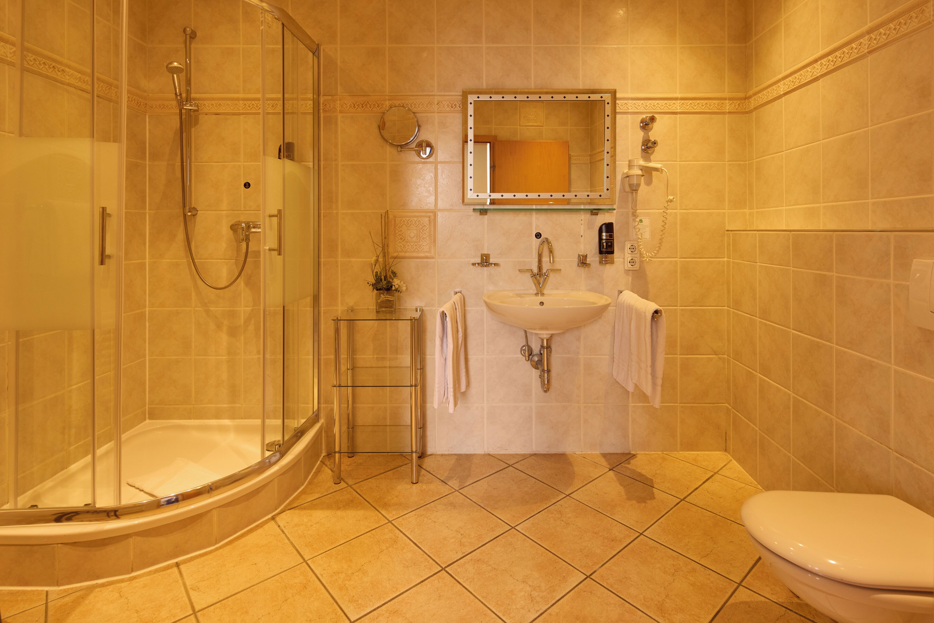 junior suite | bathroom | free toiletries, hair dryer, towels