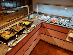 Se ofrece un desayuno bufé todos los días (por un coste adicional)