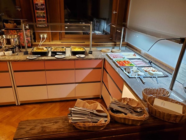 Daily buffet breakfast for a fee