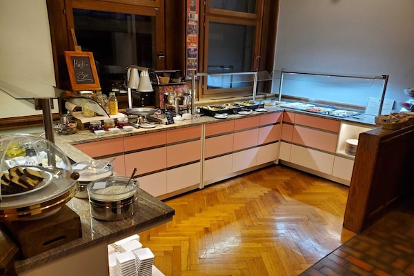 TĂ€gliches FrĂŒhstĂŒcksbuffet gegen GebĂŒhr