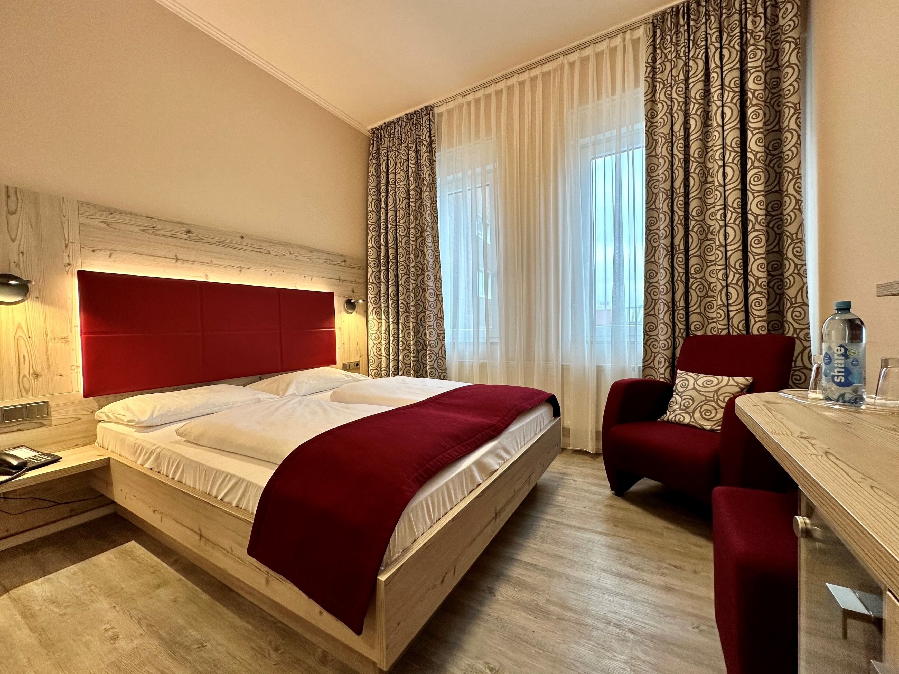 Doppelzimmer Compact | Schreibtisch, schallisolierte Zimmer, Bettwäsche