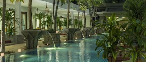 Piscina externa, funciona das 9h às 18h, espreguiçadeiras
