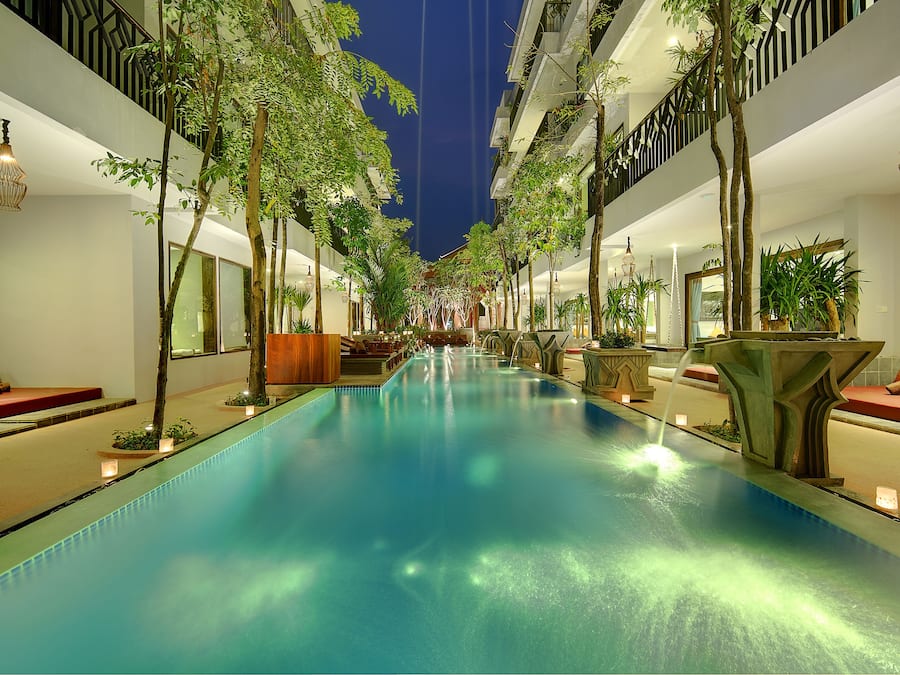 Kolam renang outdoor, dengan kursi berjemur