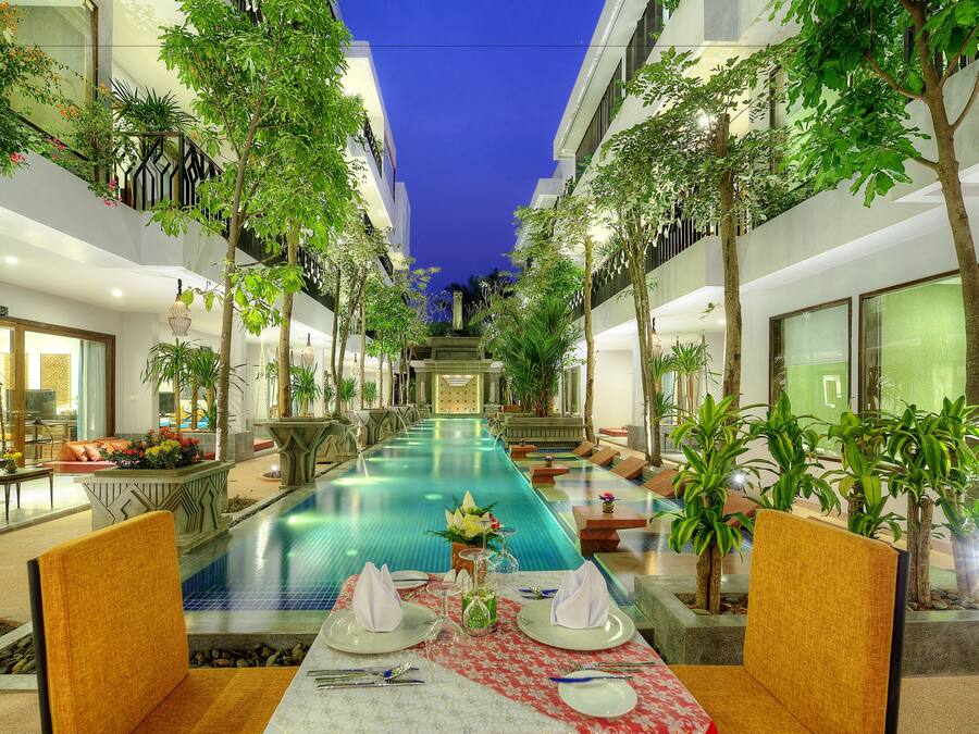 Breakfast, lunch, dinner served; garden views