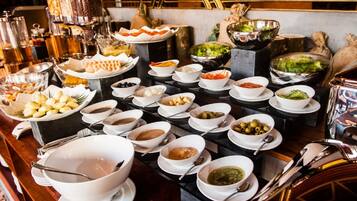Desayuno continental (USD 9 por persona)