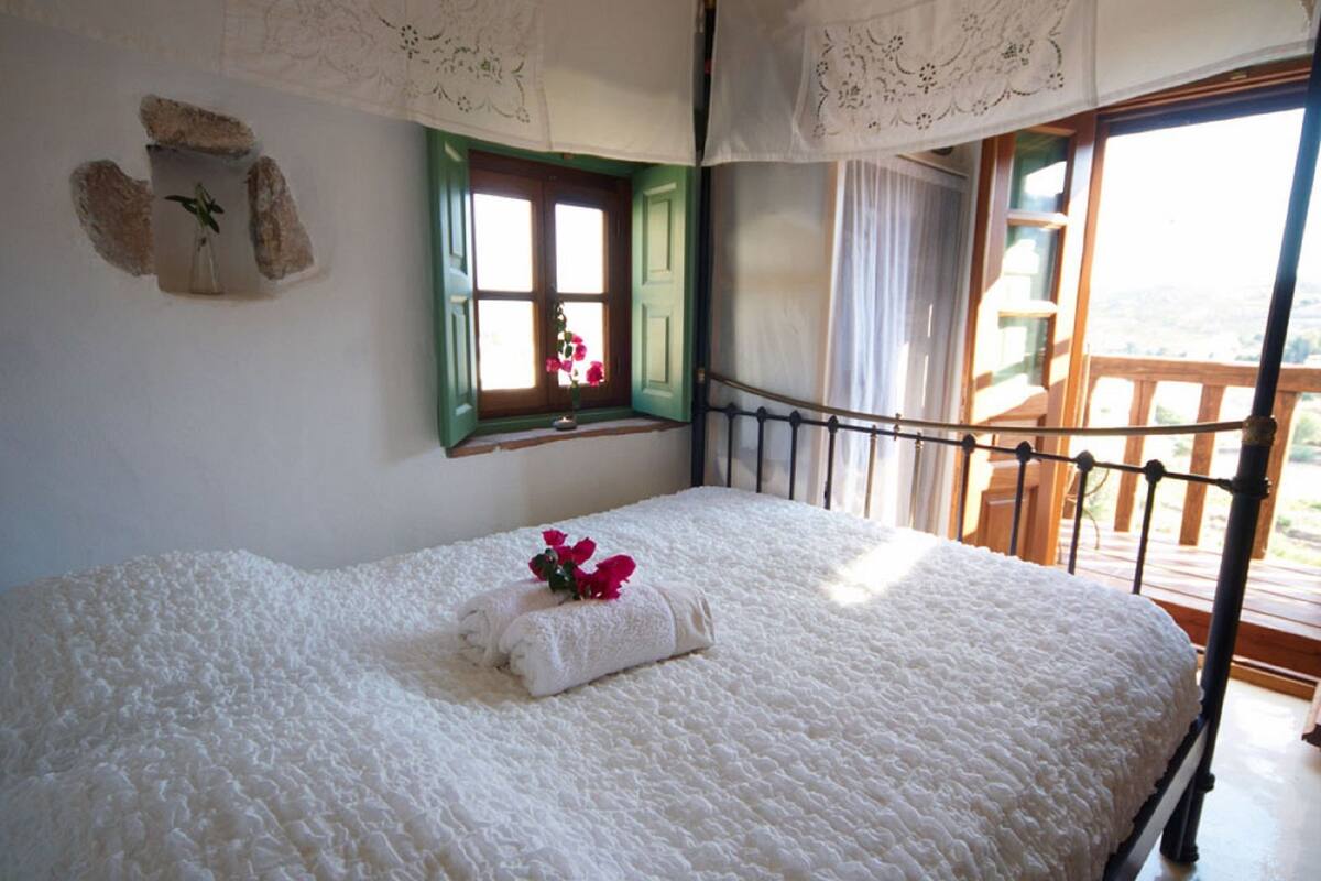 Elite Villa | Soundproofing, iron/ironing board, cribs (free), WiFi (free)