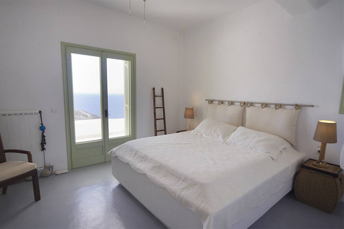 Superior House | Soundproofing, iron/ironing board, cribs (free), WiFi (free)