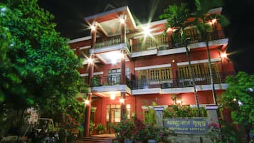 Fassade der Unterkunft â Abend/Nacht