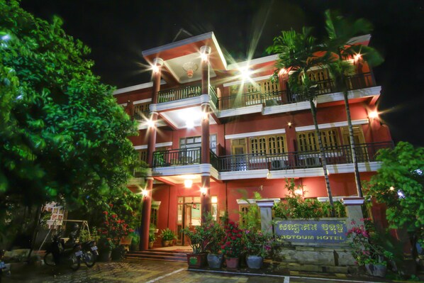 住宿正面 (夜晚)