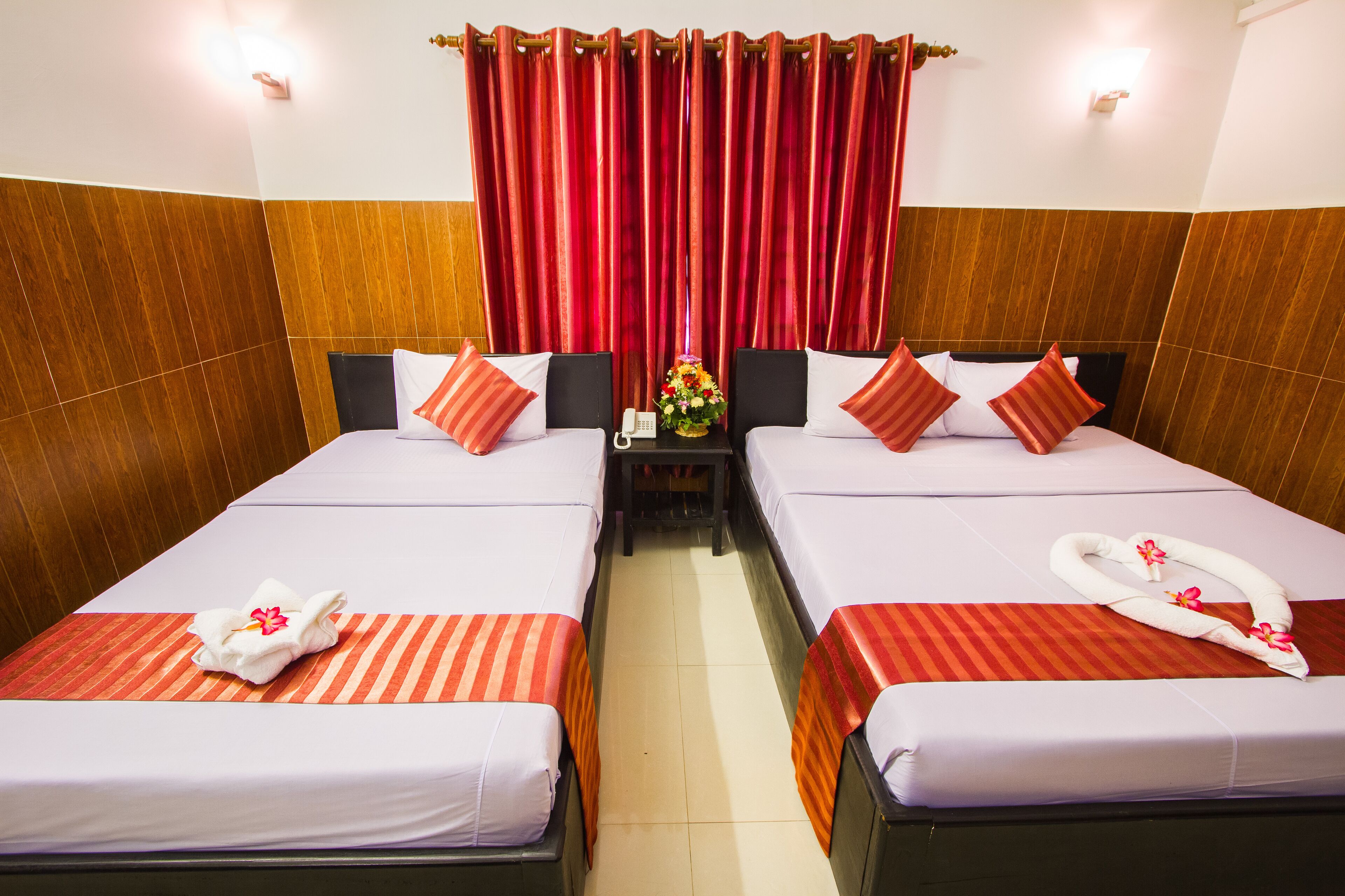 Family Room | Desk, soundproofing, free WiFi, bed sheets