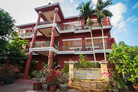 Exterior. Botoum Hotel