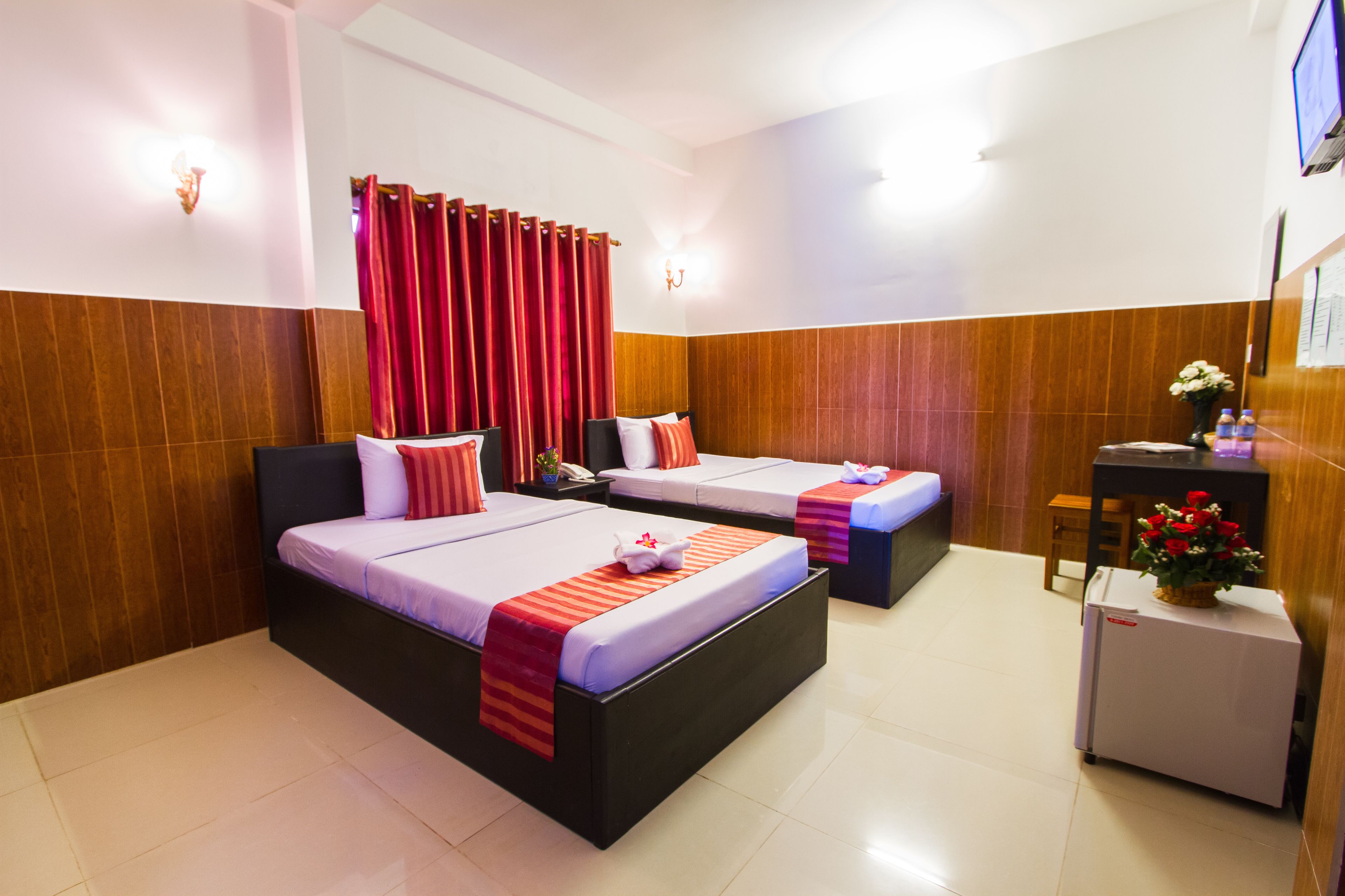 standard twin room | desk, soundproofing, free wifi, bed sheets