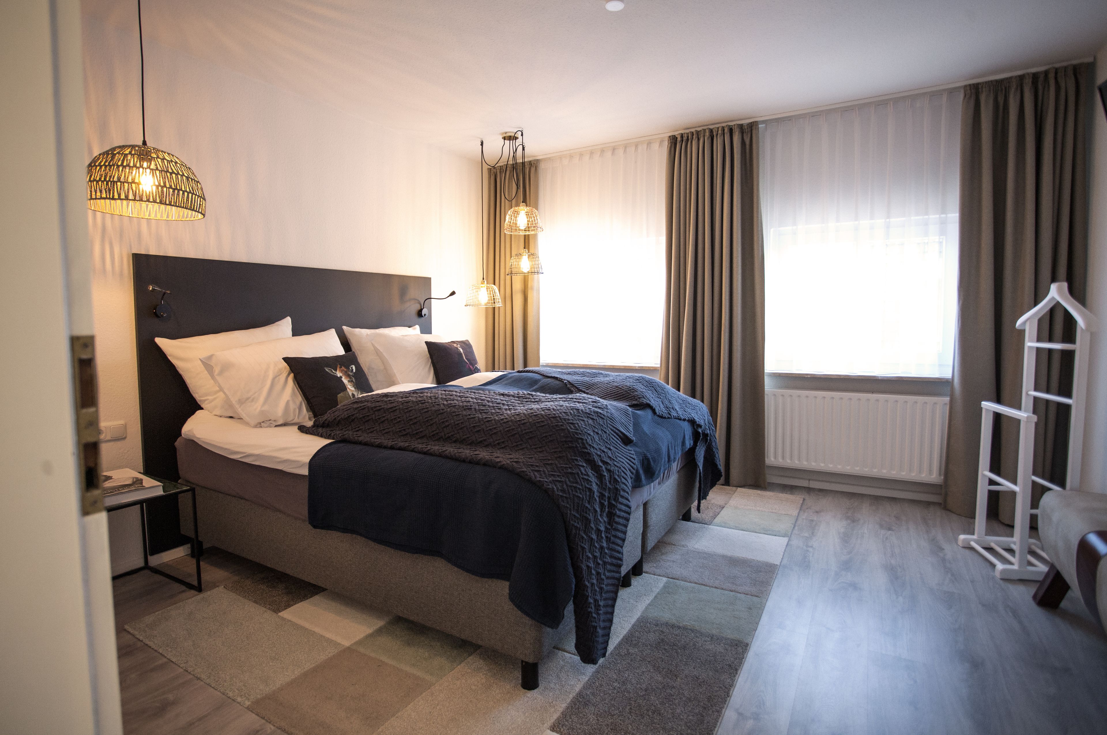 Roupas de cama premium, escrivaninha, espaço de trabalho para notebook