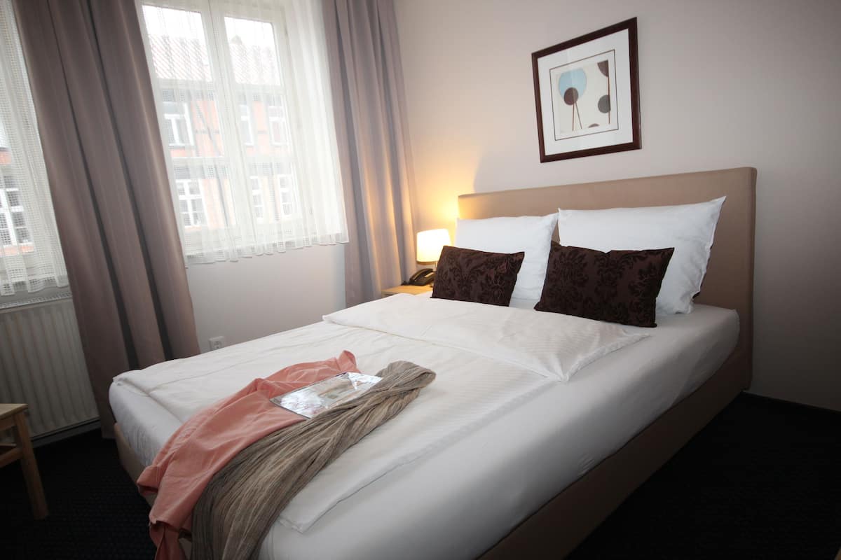 1 dormitorio, ropa de cama de alta calidad, escritorio