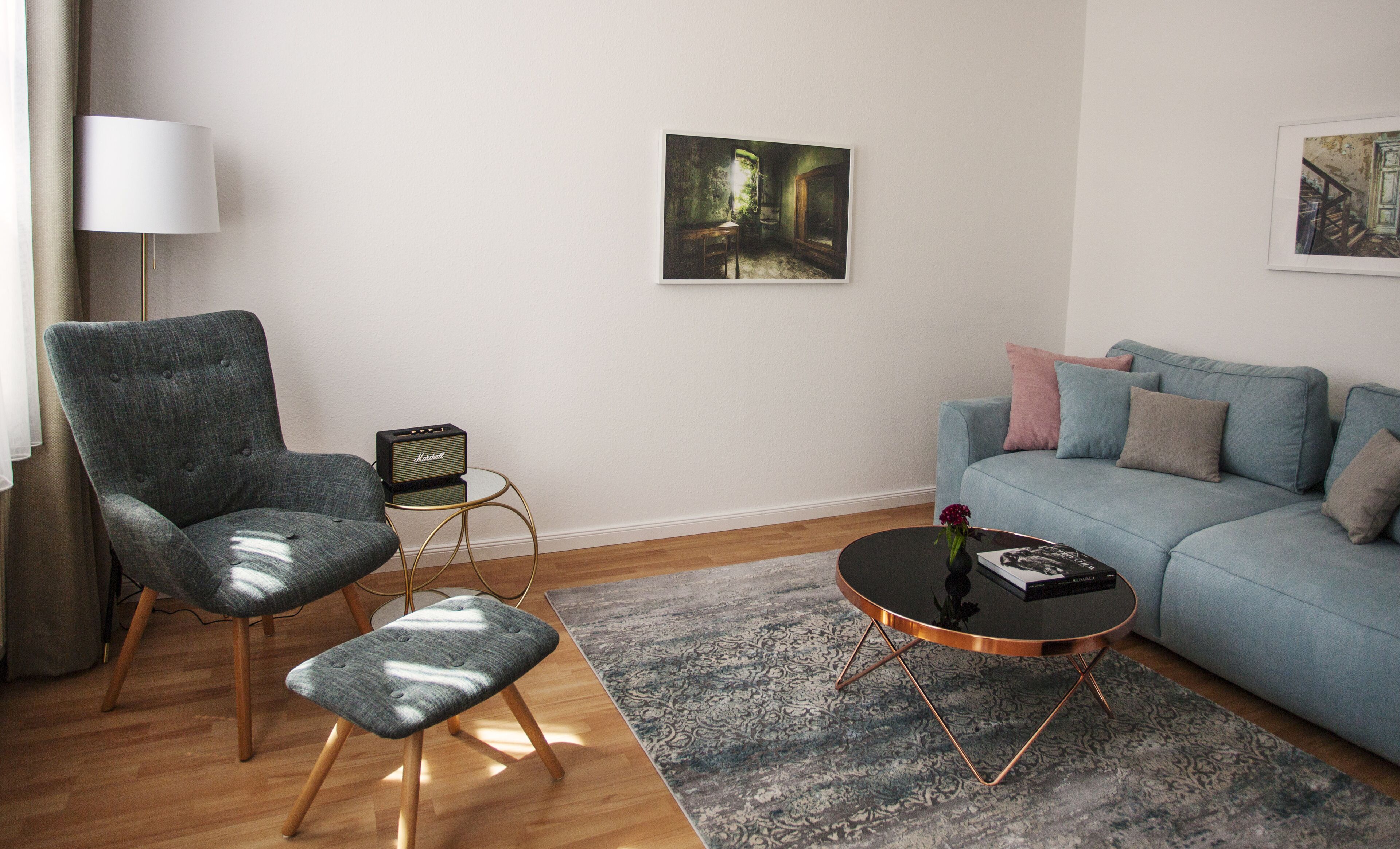 deluxe apartment, 1 king bed | living room | flat-screen tv