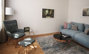 Deluxe Apartment, 1 King Bed | Living room | Flat-screen TV - ONNO Boutique Hotel & Apartments (Rendsburg)