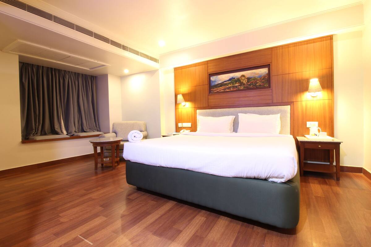 Executive Double Room, 1 Bedroom, Smoking, City View | In-room safe, desk, iron/ironing board, free wired Internet