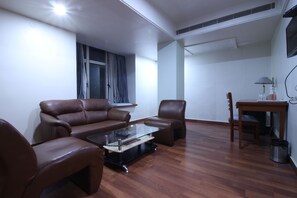Executive Double Room, 1 Bedroom, Smoking, City View | Living room | Flat-screen TV, fireplace