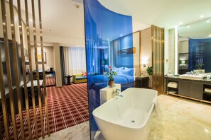 Deluxe Business Room | Minibar, desk, blackout curtains, iron/ironing board