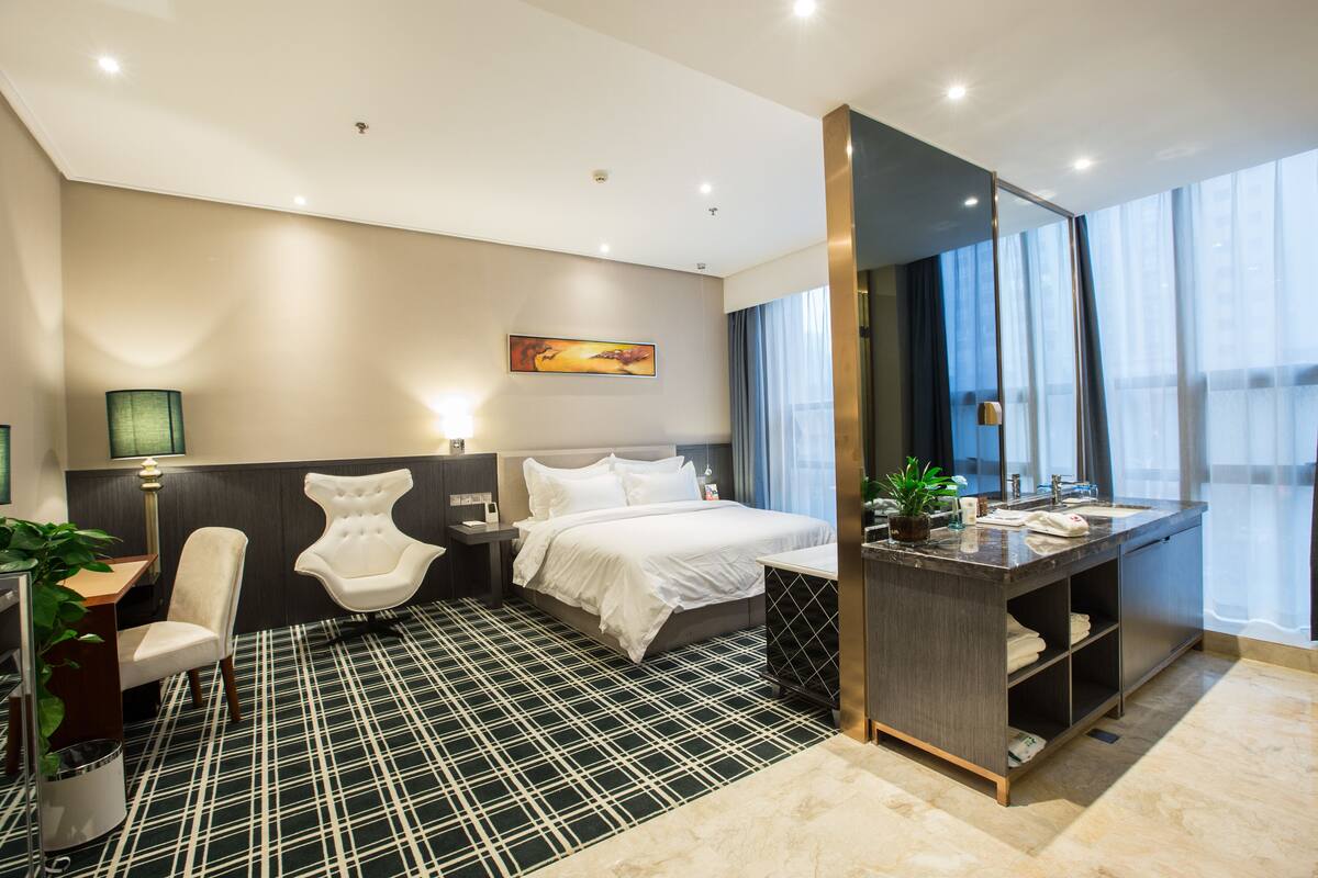 Deluxe View Room | Minibar, desk, blackout curtains, iron/ironing board