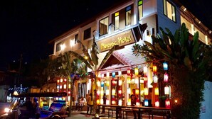 Fachada de la propiedad por la tarde o noche