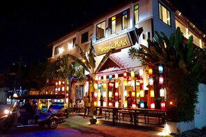 Front of property - evening/night - Mhonsa Hotel (Chiang Mai)