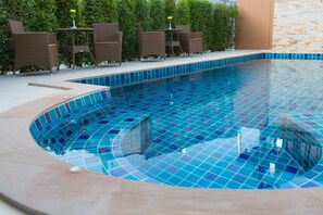 Outdoor pool - Mhonsa Hotel (Chiang Mai)