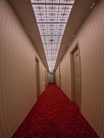 Minibar, caja de seguridad en la habitación y escritorio 