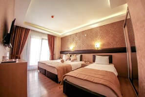 Phòng dành cho gia đình | Minibar, két bảo mật tại phòng, bàn 