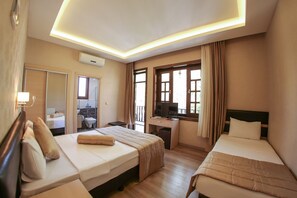 Family Room | Minibar, in-room safe, desk, laptop workspace - Payidar Otel (Amasya)