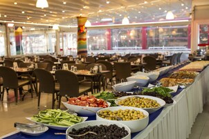 Se sirven desayunos, almuerzos y cenas; cocina turca