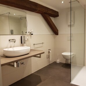Shower, free toiletries, hair dryer, towels - Hotel Lekker (Neumagen-Dhron)