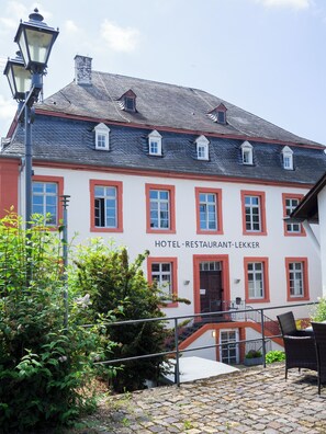 A building with a sign reading "HOTEL RESTAURANT LEKKER" and a staircase leading to the entrance. - Hotel Lekker (Neumagen-Dhron)