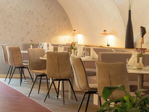 Dinner served, international cuisine - Hotel Lekker (Neumagen-Dhron)