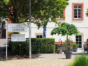 A hotel sign with the name 'LEKKER' and a menu board. - Hotel Lekker (Neumagen-Dhron)
