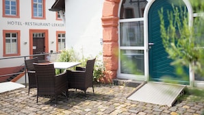 Entrada de hotel con un letrero que dice "HOTEL-RESTAURANT-LEKKER".