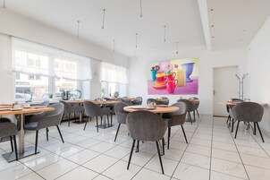 Desayuno buffet diario (EUR 5.00 por persona)