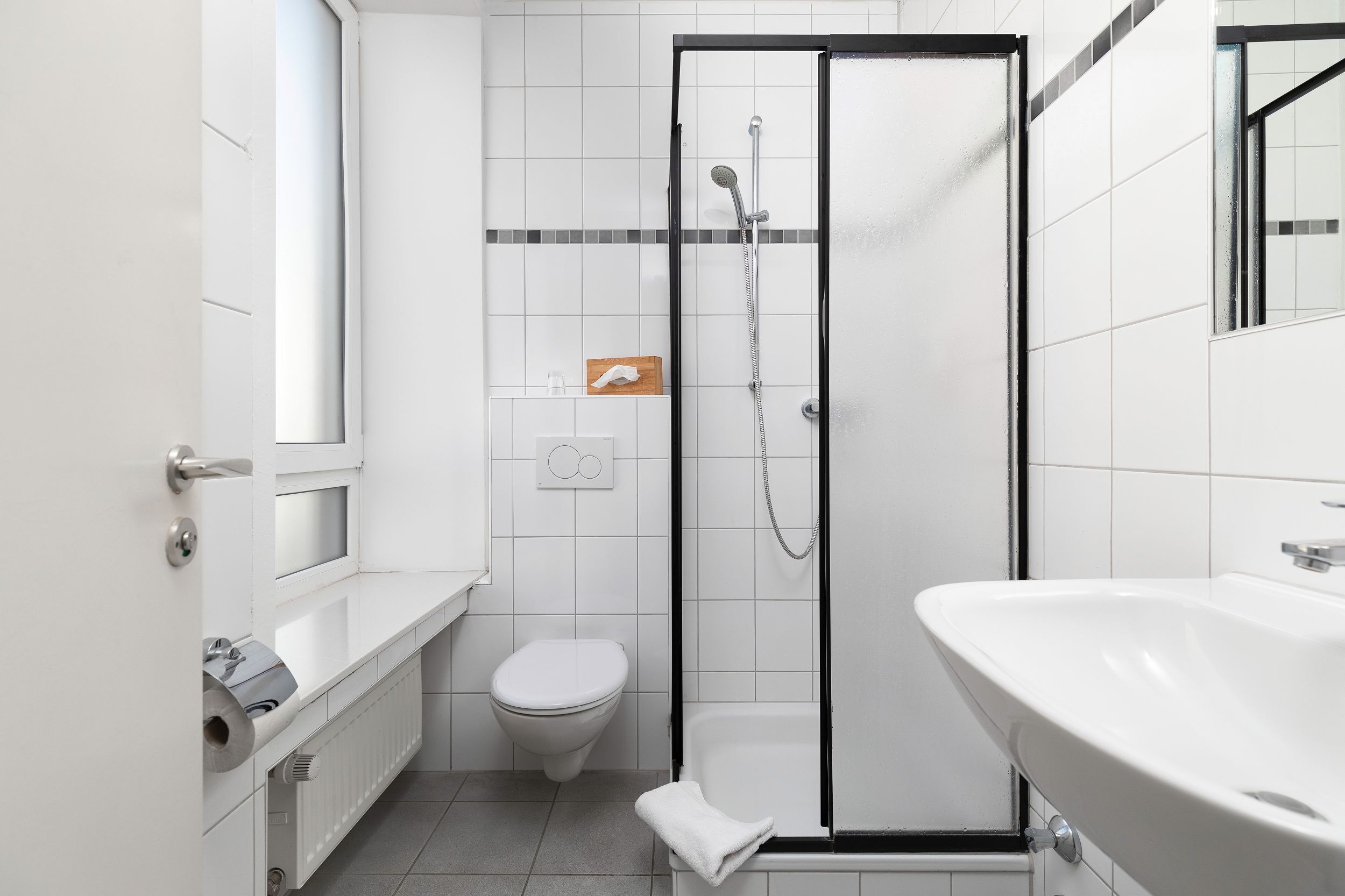 Standard-Einzelzimmer | Badezimmer | Kostenlose Toilettenartikel, Haartrockner, Hausschuhe, Handtücher