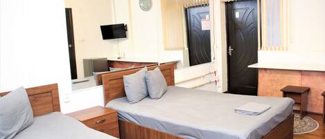 Habitación económica doble, 2 camas dobles | Caja fuerte, cortinas opacas, wifi gratis y ropa de cama