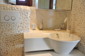 Studio, Hot Tub (Shared) | Bathroom | Shower, hair dryer, towels