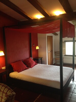 Double Room, Jetted Tub (La Noguera) | Minibar, soundproofing, free WiFi, bed sheets - Casa de las Hazas (Poyatos)