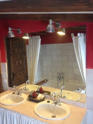 Double Room, Jetted Tub (La Noguera) | Bathroom | Combined shower/bathtub, jetted bath, free toiletries, hair dryer - Casa de las Hazas (Poyatos)