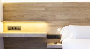 Minibar, bureau, rideaux occultants, lits bébé (gratuits)