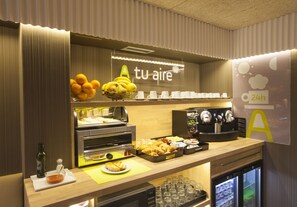 Desayuno continental (EUR 6.00 por persona)