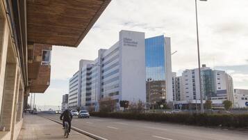 A street view with a modern building labeled 'Clinica Universidad de Navarra' and other surrounding structures.