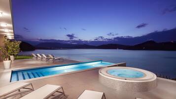 Piscina coperta, piscina stagionale all'aperto