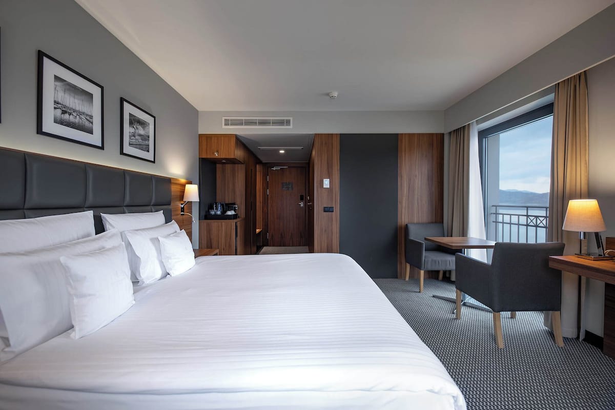 Comfort tweepersoonskamer, uitzicht op meer (Plus; free spa access) | Een minibar, een kluis op de kamer, een bureau, geluiddichte muren